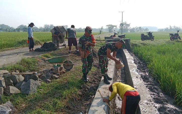 Bangun talud bersama warga binaan