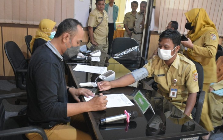 Salah satu ASN di kantor Setda Karanganyar, sedang menjalani cek kesehatan, Senin (30/1/2023).