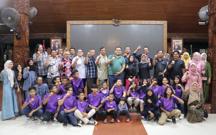 Ketua FPTI kabupaten Blora Christian Prasetya bersama atlet silaturahmi ke rumah dinas Bupati Blora Arief Rohman.
