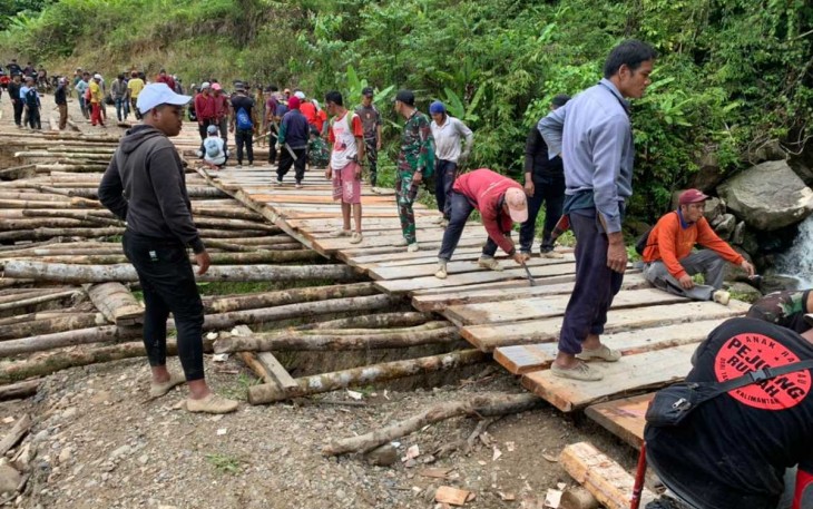 Jembatan kayu di perbatasan 