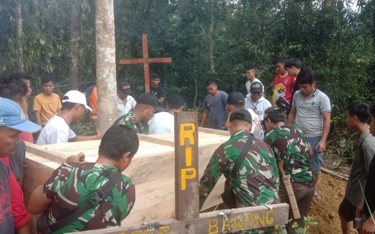 Bantu pemakaman warga di perbatasan 
