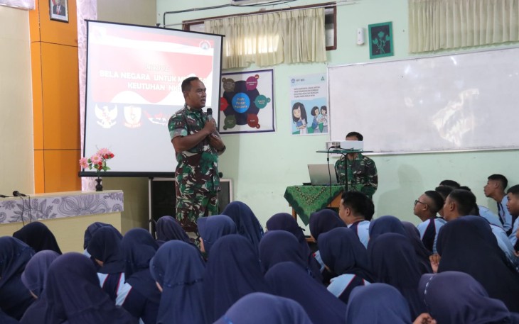 Dandim 0805/Ngawi Letkol Inf Adi Wirawan saat memberikan pembekalan bela negara 