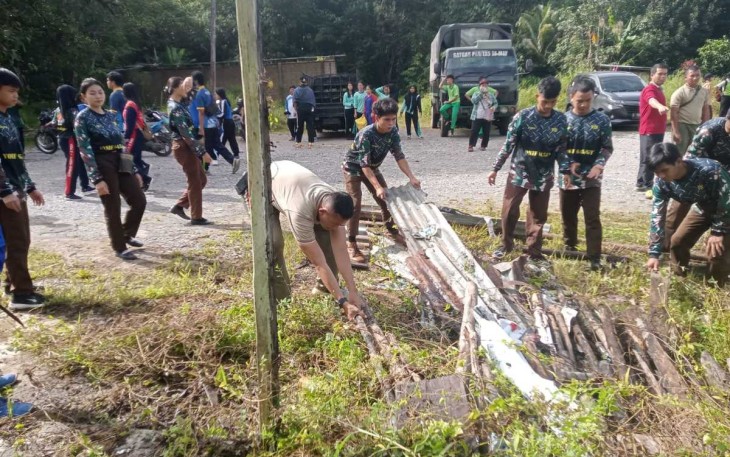 Karya bakti bersihkan lingkungan 