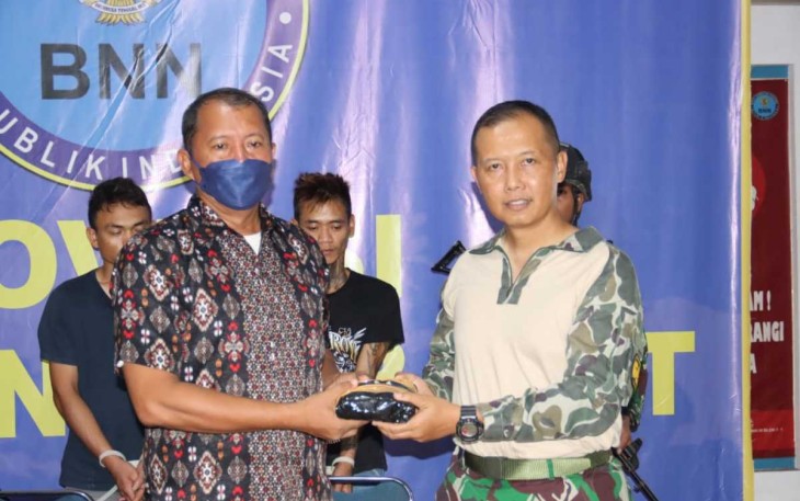Dansatgas 645/Gty Letkol Inf Hudallah saat menyerahkan barang bukti narkotika ke BNN