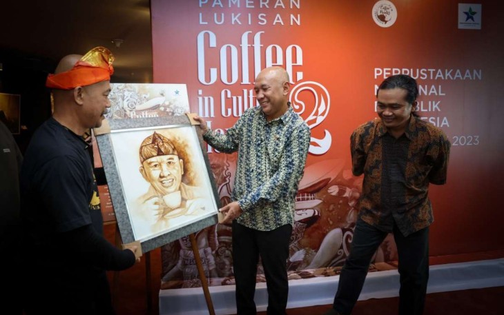 MenkopUKM Teten Masduki saat menerima lukisan