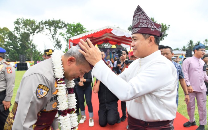 Kabaharkam Polri saat Dipakaikan Kain Songket Batu Bara dan Tengkuluk 