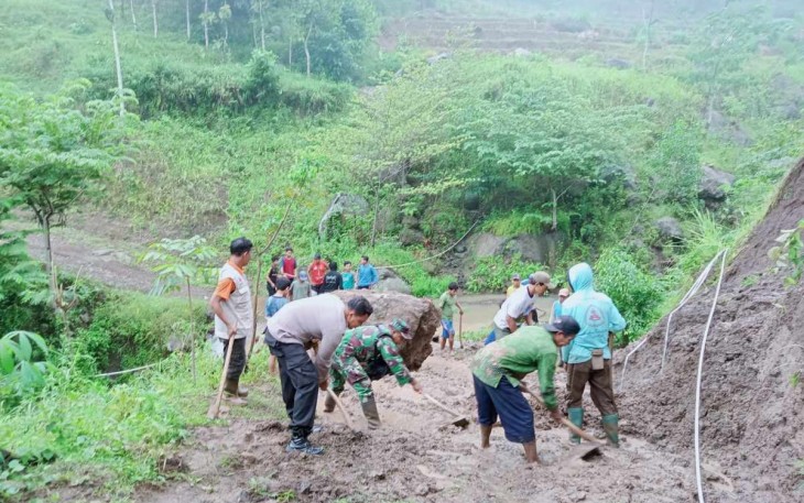 Karya bakti bersihkan material longsor bersama masyarakat 