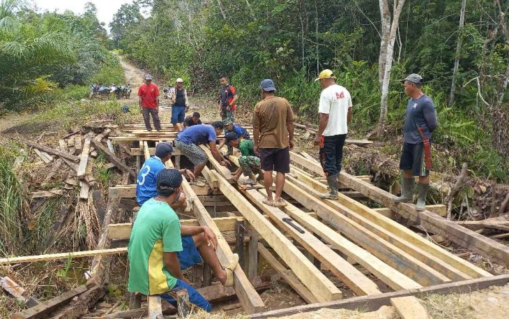 Bangun jembatan antar desa di perbatasan 