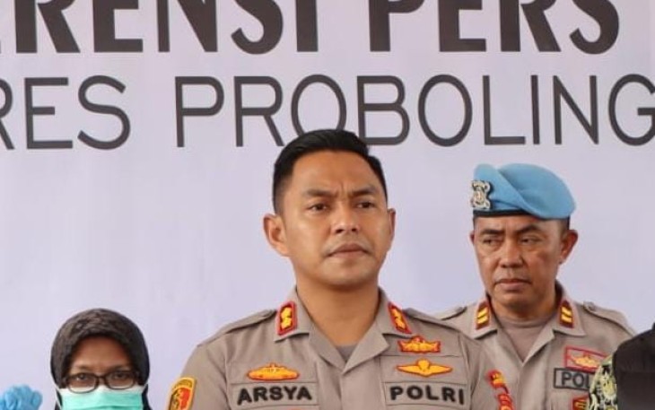 Kapolres Probolinggo AKBP Teuku Arsya Khadafi saat memberikan keterangan pers