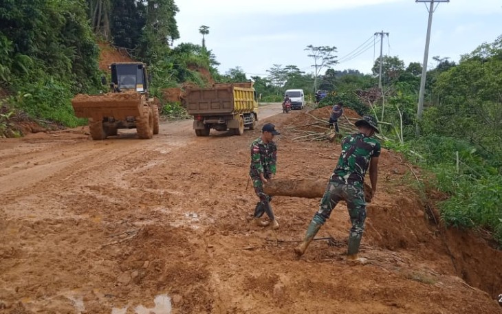 Pembersihan jalan pasca longsor di perbatasan 