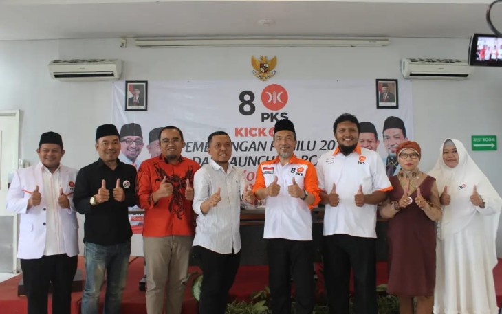 Ketua DPD PKS Kota Malang Ernanto Djoko Purnomo, saat sesi foto bersama seluruh anggota PKS untuk senantiasa melakukan kampanye bernuansa positif.)