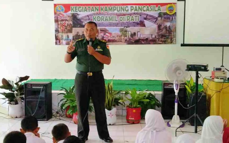 Peltu Dwi saat memberikan materi wasbang bagi siswa siswi SDN Ngepungrojo 01 dan 02