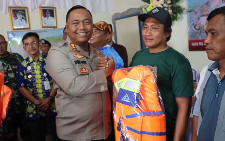 Kapolres Demak AKBP Budi Adhy Buono saat memberikan life jacket nelayan