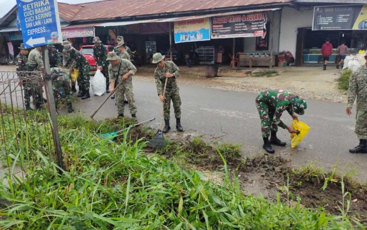Karya bakti bersihkan lingkungan di perbatasan 