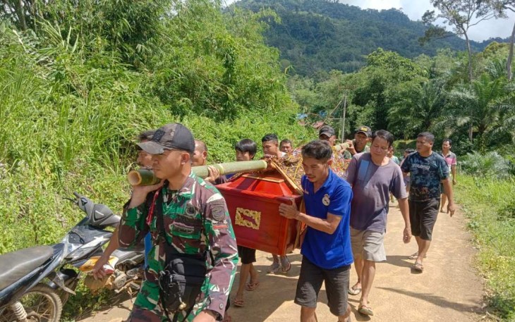 Bantu prosesi pemakaman warga di perbatasan. Selasa (17/05/2022)