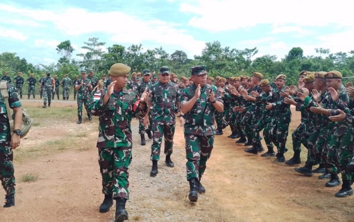 Pangkogabwilhan I Laksda TNI Irvansyah saat mengunjungi Makotis Satgas Yonarmed 19/105 Trk Bogani di perbatasan 