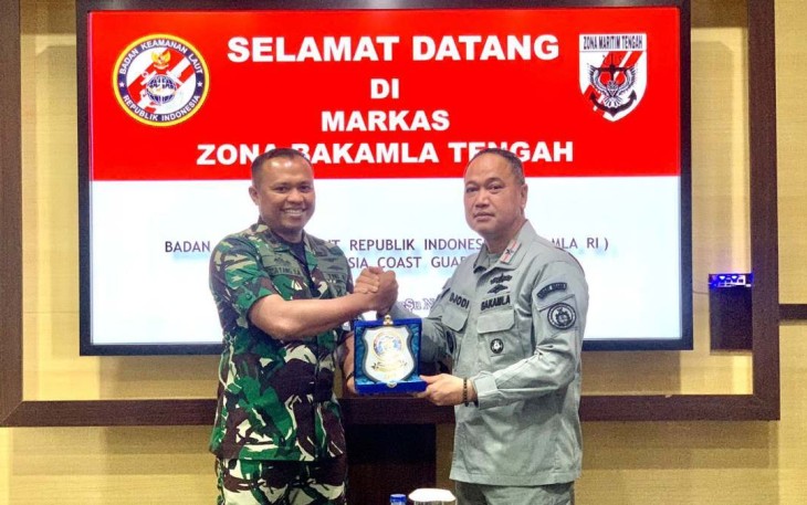 Danlanudal Manado saat menerima cenderamata 