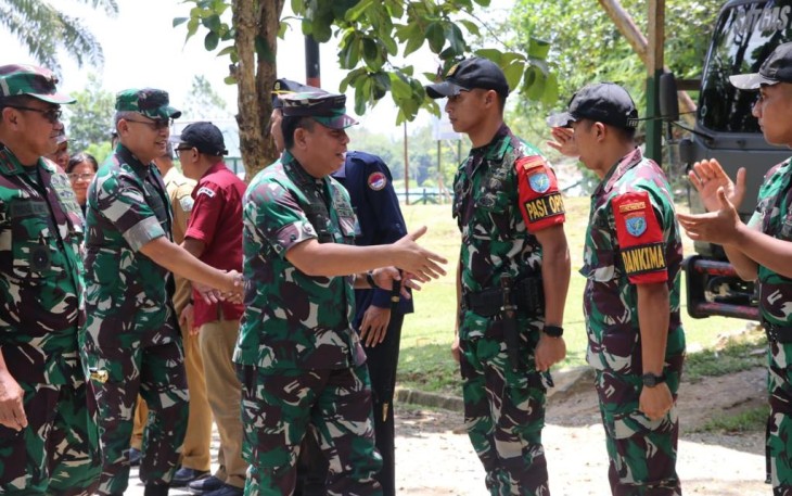 Pangkogabwilhan I Laksda TNI Irvansyah saat mengunjungi Makotis Satgas Yonif 645/Gty di perbatasan 