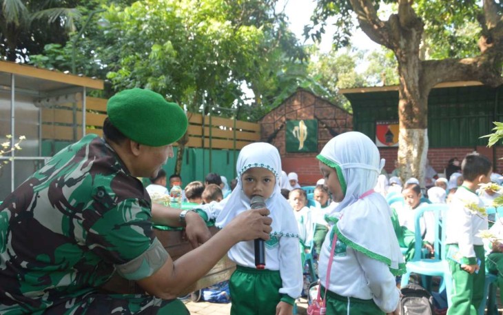 Senangnya anak-anak bersama bapak tentara