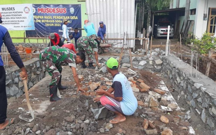 Karya bakti bangun rumah warga binaan 