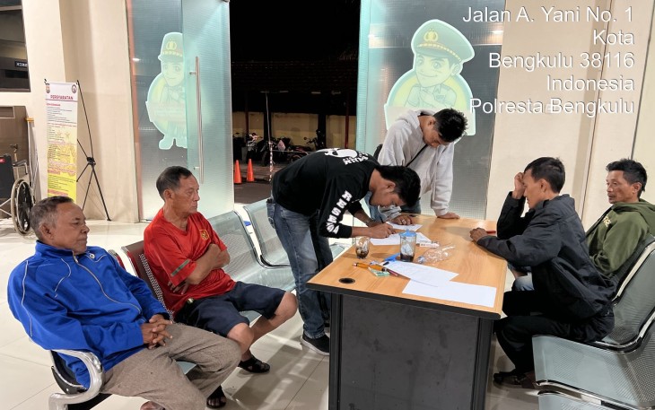 Bhabinkamtibmas Kebon Ros dan piket SPKT Polresta Bengkulu Mediasi Paman dan Keponakan