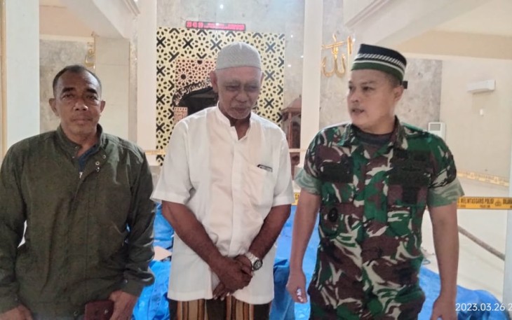 Dandim 1408/Mks Kolonel Inf Nurman Syahreda saat meninjau kubah Majid yang runtuh