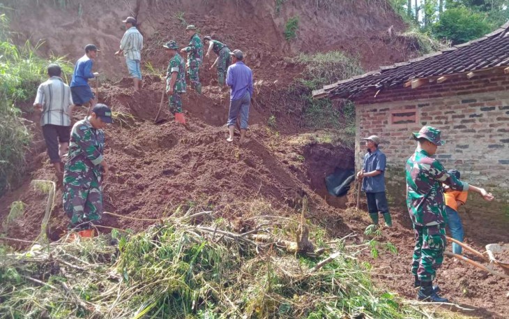 Kerja bakti angkut material longsor rumah warga desa binaan 