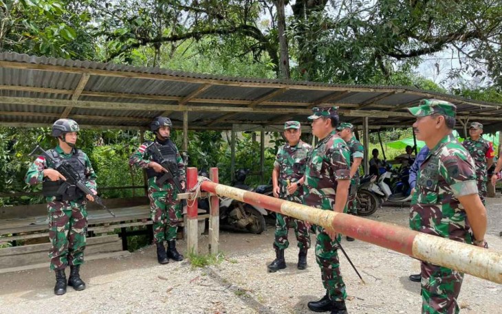 Panglima TNI Laksamana Yudo Margono saat mengunjungi Makotis Satgas Yonif 645/Gty