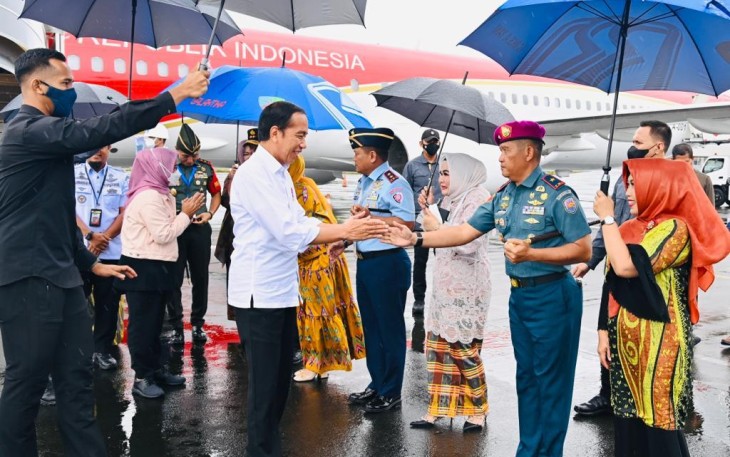 Danlantamal VI Makassar Brigjen TNI (Mar) Amir Kasman saat menyambut presiden Joko Widodo 