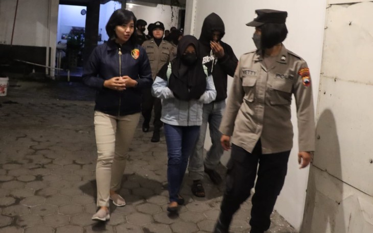 Petugas saat mengamankan pasangan tak resmi setelah terjaring razia pekat dari salah satu hotel kelas melati di wilayah Kabupaten Karanganyar, Sabtu (1/4/2023) malam.