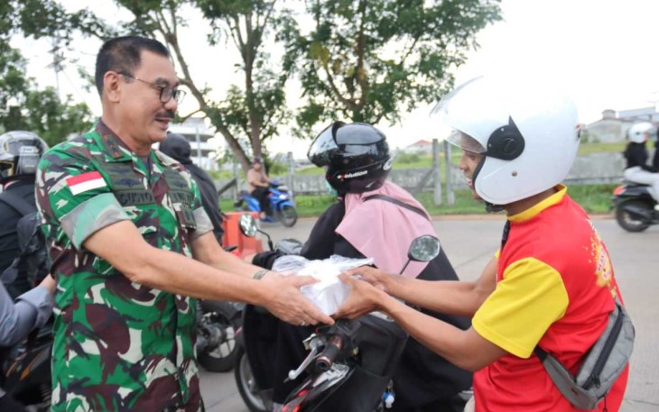 Pangdam XII/Tpr Mayjen TNI Sulaiman Agusto saat memberikan takjil