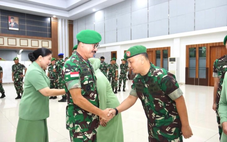 Pangdam XII/Tpr Mayjen TNI Sulaiman Agusto berikan ucapan selamat kenaikan pangkat prajuritnya 