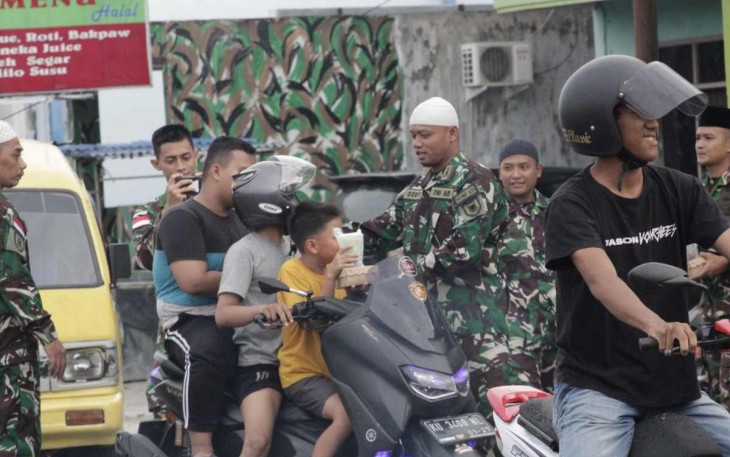 Dansatgas Yonif 621/Manutung Letkol Inf Deny Ahdiani Amir saat memberikan takjil