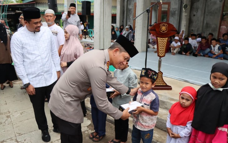 Kapolrestabes Medan Kombes Valentino Alfa Tatareda saat memberikan santunan
