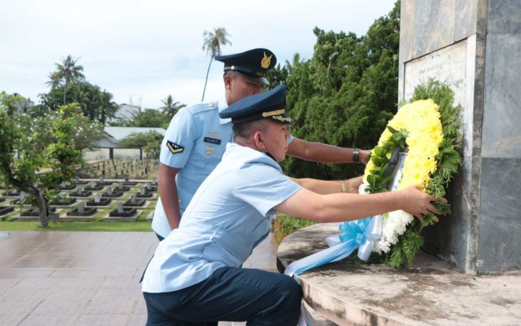 Kadispers Lanud Sutan Sjahrir Letkol Adm Aliyus saat pimpin ziarah dan tabur bunga di TMP Kusuma Negara Padang, Sabtu (8/4)