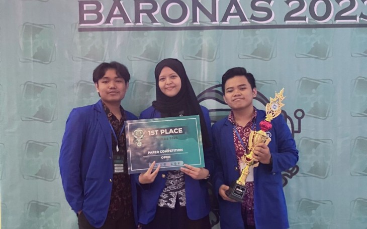 Pande Kadek Tresna Juliana, Alya Aprimavista, dan Muhammad Harish saat menerima penghargaan Juara 1 Kategori Karya Tulis Ilmiah dalam Lomba Robot Nasional 2023 di Institut Teknologi Sepuluh Nopember, Jumat (17/03).