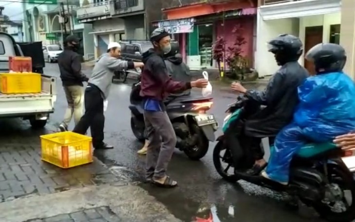 ASPEK Kota Batu, saat tengah membagikan takjil olahan berbahan dasar daging kelinci, sekaligus promosikan Kota Wisata Batu melalui GEMARICI