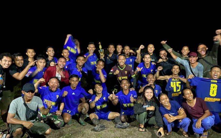Tim sepakbola satgas perbatasan bersama masyarakat 
