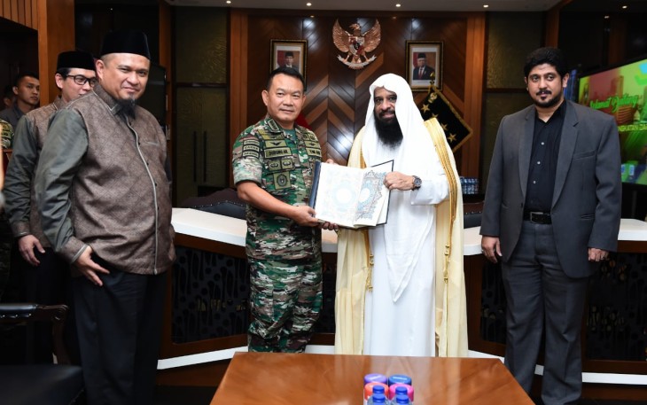 Kasad Jenderal TNI Dudung Abdurachman saat menerima Al Qur'an dari Raja Arab Saudi