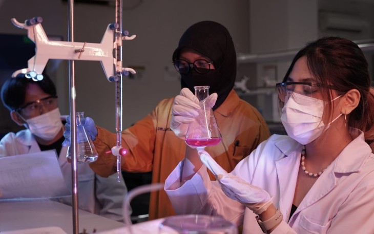 Ilustrasi: Kegiatan praktikum mahasiswa Teknik Lingkungan di Laboratorium Kimia Terintegrasi Universitas Pertamina.