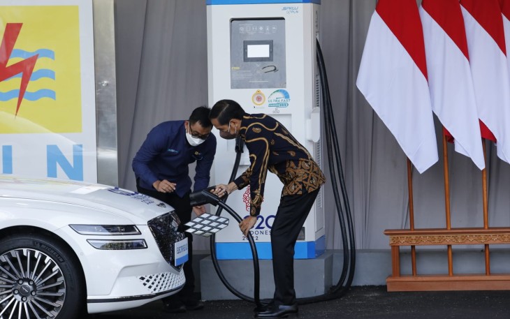 Presiden Jokowi saat menguji supply kendaraan mobil listrik 