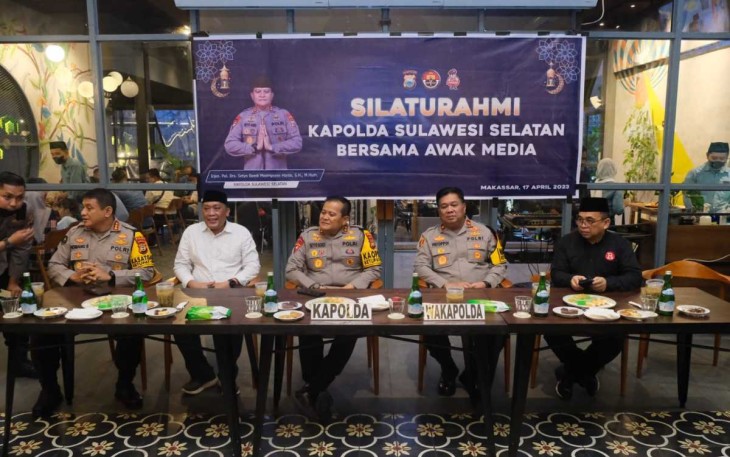 Kapolda Sulsel Irjen Pol Setyo Budi Moempoeni Harso saat silaturahmi dengan awak media, Senin (17/4)