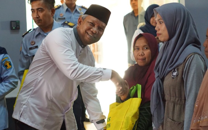 Kakanwil Kemenkumham Banten Tejo Harwanto saat memberikan paket sembako