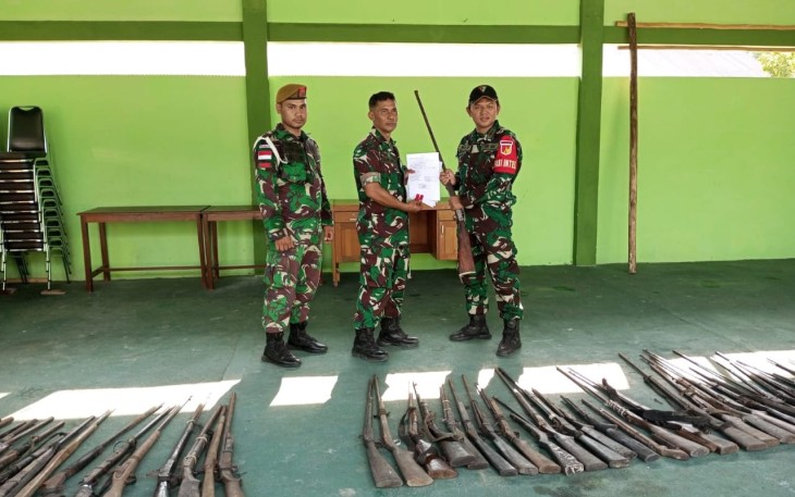 Penyerahan hasil operasi ke Denpal XII/I Sintang