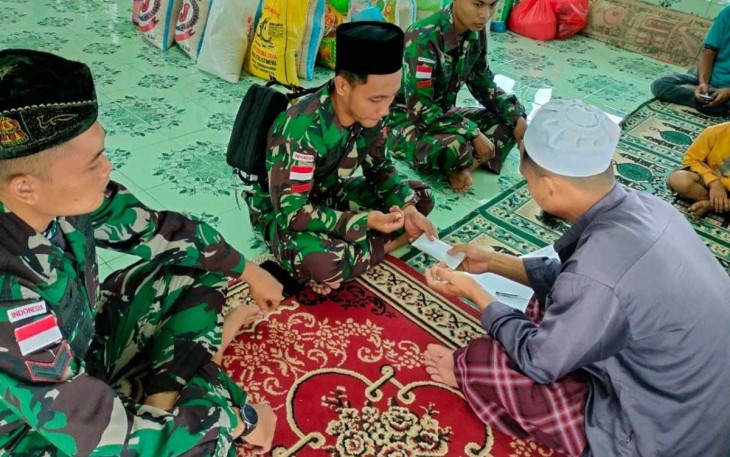 Satgas Yonarmed 19/105 Trk Bogani saat menyerahkan zakat