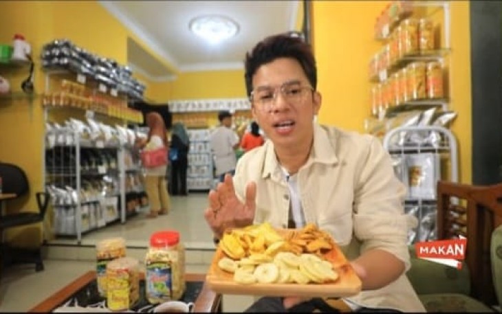 Adit Kemal salah satu artis asal Jakarta, saat tengah menikmati keripik buah Kendedes Selecta Fruit