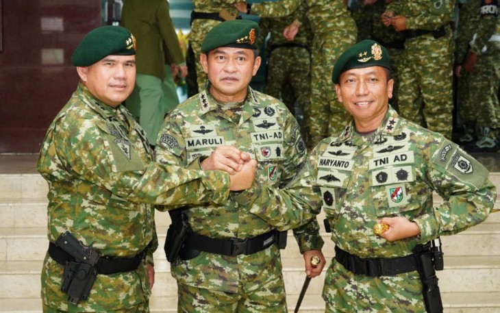 Pangkostrad Letjen TNI Maruli Simanjuntak bersama Pangdivif 2 Kostrad Mayjen TNI Haryanto usai sertijab di Makostrad Gambir, Jum'at (28/4)