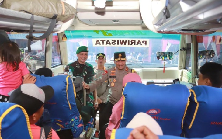Kapolda Jateng Irjen Pol Ahmad Luthfi saat melepas pemudik arus balik di Purwokerto, Sabtu (29/4)