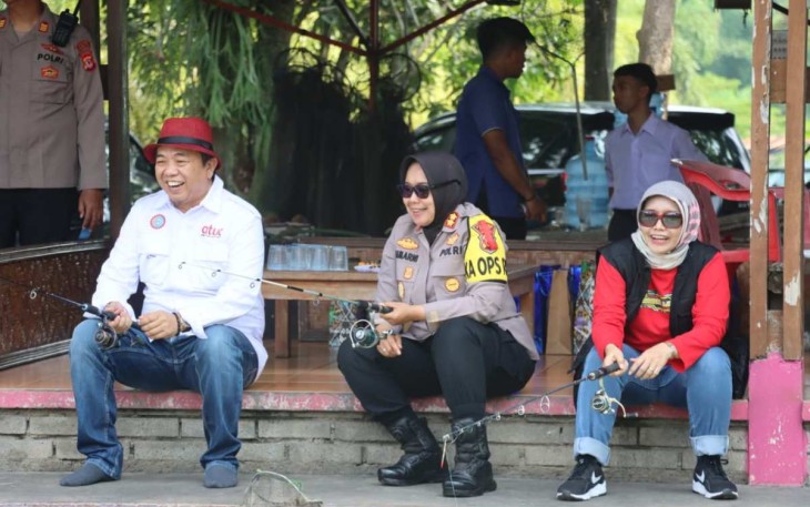 Kapolres Subang AKBP Sumarni saat mancing bareng bersama buruh, Senin (1/5)