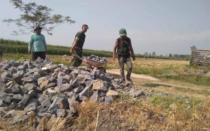 Rabat jalan di wilayah desa binaan 